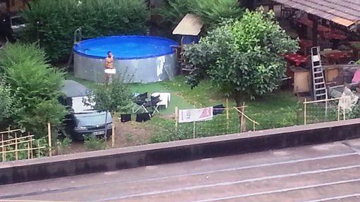 “Potrebbe sembrare l'area relax di un agriturismo naturista, invece è l'ex asilo comunale di via Alessandria a Torino, occupato dagli anarchici” “Potrebbe sembrare l'area relax di un agriturismo naturista, invece è l'ex asilo comunale di via Alessandria a Torino, occupato dagli anarchici”