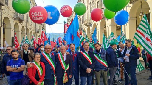 1° maggio, a Torino pronto a partire da piazza Vittorio il corteo: &quot;Al lavoro per la pace&quot; [FOTO e VIDEO]