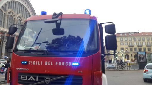 Colonna di fumo davanti a Porta Nuova: a fuoco materiale plastico