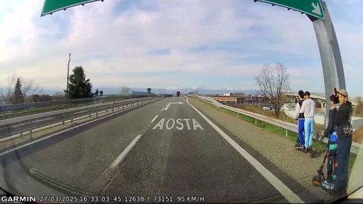 In monopattino in tangenziale nord: folle sfida di alcuni ragazzini In monopattino in tangenziale nord: folle sfida di alcuni ragazzini