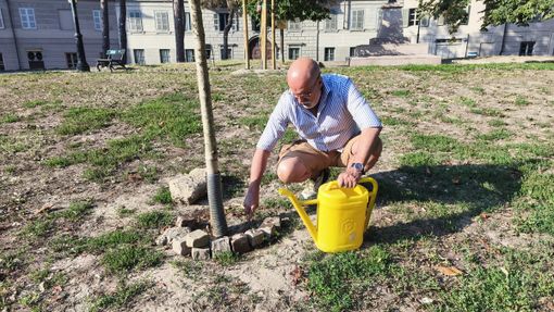 Enrico si prende cura dei giardini del Borgo Nuovo