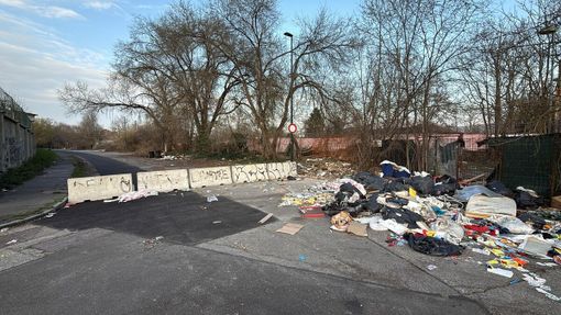 Il mistero dei new jersey spostati: “E in strada tornano le discariche” Il mistero dei new jersey spostati: “E in strada tornano le discariche”