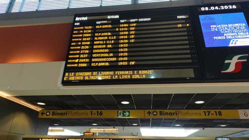 Fossano, incendio di sterpaglie vicino alla ferrovia: rallentamenti e ritardi anche nel Torinese