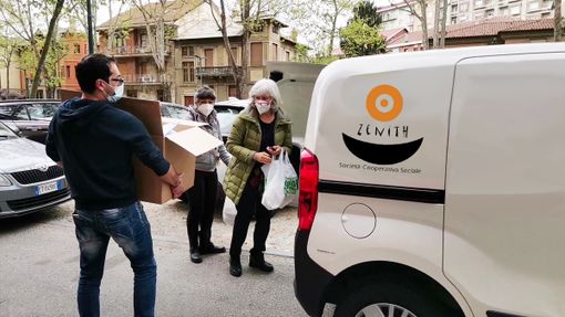 "Aggiungi un pasto a tavola": la comunità si attiva tra pasti donati e solidarietà di quartiere "Aggiungi un pasto a tavola": la comunità si attiva tra pasti donati e solidarietà di quartiere