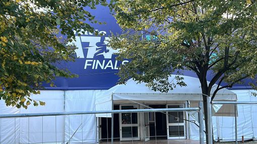 Aspettando Sinner e gli altri campioni del tennis, in piazza D’Armi torna l’atmosfera da Atp Finals