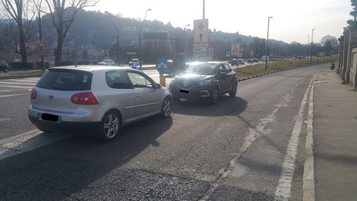 Guidava in contromano in corso Unità d'Italia: ritiro della patente e multa di oltre 300 euro per una 50enne