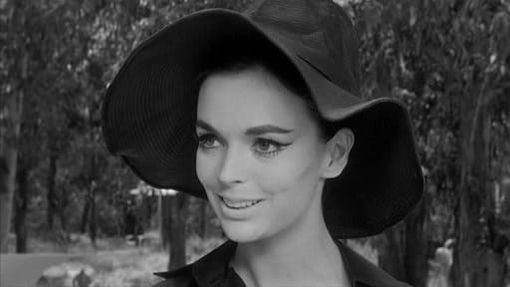 La regina dell'horror Barbara Steele premiata a Torino da Gianni Amelio