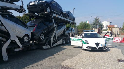 Sequestrate dalla Polizia Municipale in corso Vercelli auto destinate all'estero Sequestrate dalla Polizia Municipale in corso Vercelli auto destinate all'estero