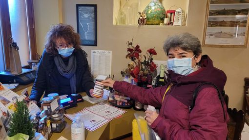 Persone che collaborano per solidarietà