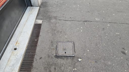 Non vede il tombino sporgente e cade rovinosamente a terra: "Quel marciapiede è pericoloso" Non vede il tombino sporgente e cade rovinosamente a terra: "Quel marciapiede è pericoloso"