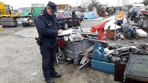 A Verolengo un deposito di auto e rottami gestito in maniera illegale