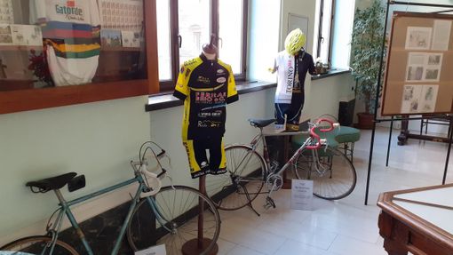 Poste italiane, una mostra e un annullo speciale per la storia del ciclismo italiano Poste italiane, una mostra e un annullo speciale per la storia del ciclismo italiano