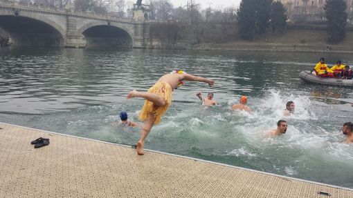 127 “Orsi Polari” si sono tuffati nel Po (FOTO) 127 “Orsi Polari” si sono tuffati nel Po (FOTO)