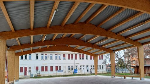 Volpiano, quasi ultimata la copertura del campo esterno alla scuola &quot;Ghirotti&quot;