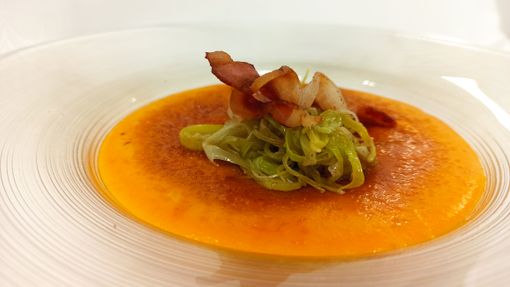 Crème brulée di zucca con porro saltato e pancetta croccante