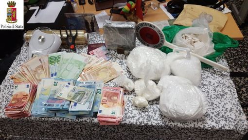 Torino, due albanesi in manette per droga: sequestrati 4 chili di cocaina purissima per il valore di un milione di euro Torino, due albanesi in manette per droga: sequestrati 4 chili di cocaina purissima per il valore di un milione di euro