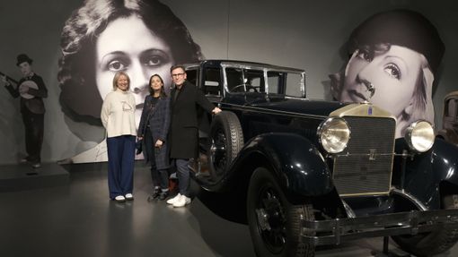 La coppia Oscar davanti all'Isotta Fraschini La coppia Oscar davanti all'Isotta Fraschini