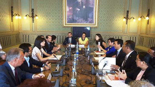 Torino, incontro fra il primo ministro della regione di Yangon, capitale del Myanmar e la sindaca Chiara Appendino Torino, incontro fra il primo ministro della regione di Yangon, capitale del Myanmar e la sindaca Chiara Appendino