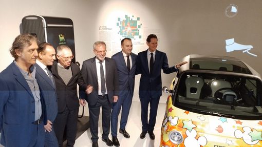 L'auto di oggi si specchia nell'Austerity del 1973. Elkann: "Torino centrale nel cambiamento della mobilità"