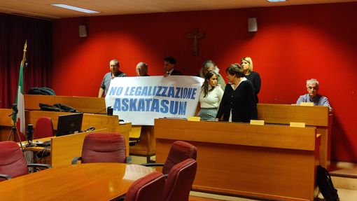 &quot;No legalizzazione Askatasuna&quot;: bagarre e ostruzionismo del centrodestra in Circoscrizione 7