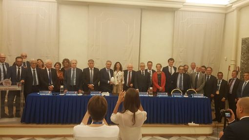 “Nonno Ascoltami! - L'Ospedale in piazza” arriva in Senato, in attesa di sbarcare a Torino “Nonno Ascoltami! - L'Ospedale in piazza” arriva in Senato, in attesa di sbarcare a Torino