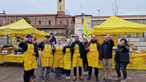 persone vestite di giallo in gruppo davanti a un gazebo persone vestite di giallo in gruppo davanti a un gazebo