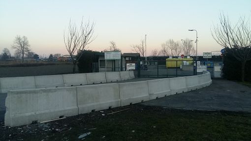 Pinerolo, barriere di cemento davanti all'ecoisola per disincentivare il traffico illegale di ferro