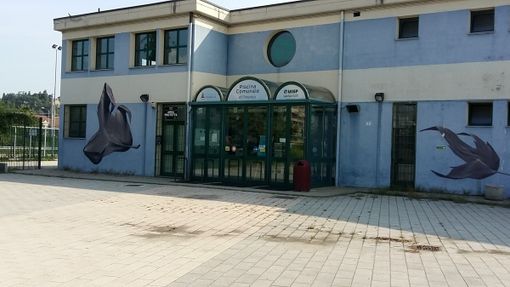 Il Comune di Pinerolo “arma” l’intonaco per riaprire la piscina