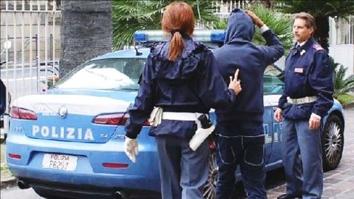 Sgominata dalla Polizia una banda di falsari: intascavano 4milioni l’anno con assegni circolari contraffatti Sgominata dalla Polizia una banda di falsari: intascavano 4milioni l’anno con assegni circolari contraffatti