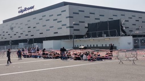 A Torino è già Mengoni-mania. Fans in coda dalle prime ore di questa mattina al Pala Alpitour A Torino è già Mengoni-mania. Fans in coda dalle prime ore di questa mattina al Pala Alpitour