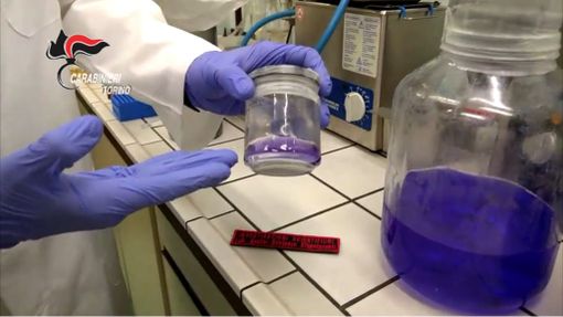 Una &quot;raffineria&quot; della cocaina nella cucina-laboratorio di un bar: arrestati 4 trafficanti