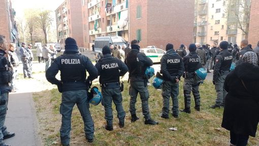 Un orso di peluche appoggiato sopra una serie di sacchi neri con oggetti all'interno Un orso di peluche appoggiato sopra una serie di sacchi neri con oggetti all'interno