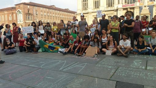Gli studenti torinesi in piazza per l'Amazzonia: &quot;Fora Bolsonaro&quot; [FOTO e VIDEO]