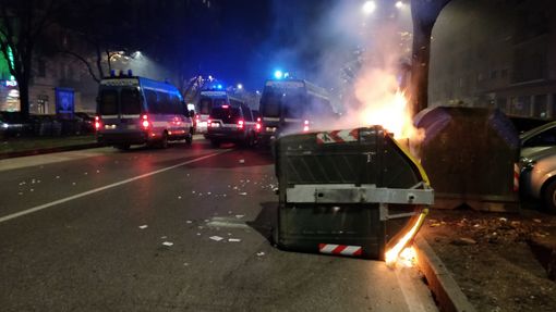 Sgombero dell'Asilo Occupato, il centro di Torino ostaggio degli anarchici: lacrimogeni e bombe carta. Assalto a un bus. Dodici fermi (FOTO e VIDEO)