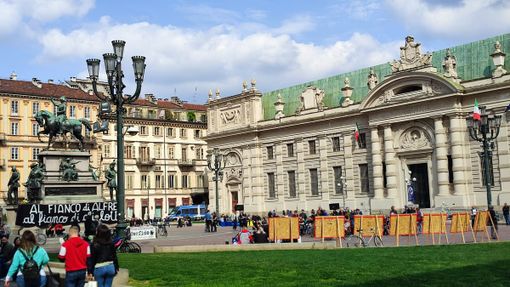 Gli anarchici tornano in centro a Torino, presidio "pacifico" in piazza Carlo Alberto