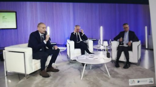 Persone sedute a un tavolo