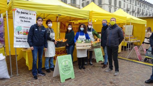 La sindaca Chiara Appendino e l’assessore Alberto Sacco al mercato domenicale di Campagna Amica in piazza Vittorio