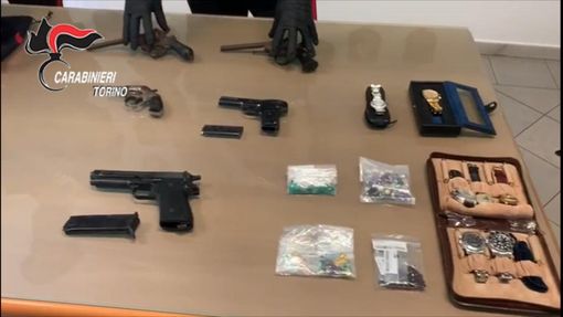 I carabinieri scoprono a Pino un arsenale e articoli di lusso rubati: arrestata una donna, denunciati padre e fratello I carabinieri scoprono a Pino un arsenale e articoli di lusso rubati: arrestata una donna, denunciati padre e fratello