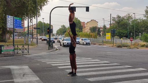 Dal Brasile a Torino con il sogno del circo: nel frattempo, Priscila e Gabriel incantano ai semafori Dal Brasile a Torino con il sogno del circo: nel frattempo, Priscila e Gabriel incantano ai semafori