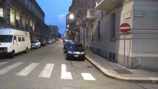 Aurora, auto in “malasosta” e le strisce pedonali diventano “creative” Aurora, auto in “malasosta” e le strisce pedonali diventano “creative”