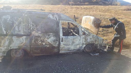 Dà alle fiamme l’auto che aveva riciclato, denunciato piromane Dà alle fiamme l’auto che aveva riciclato, denunciato piromane