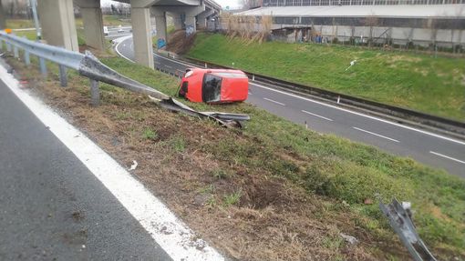 Tangenziale, auto esce di strada e si ribalta vicino allo svincolo del Drosso: tanta paura ma nessun ferito Tangenziale, auto esce di strada e si ribalta vicino allo svincolo del Drosso: tanta paura ma nessun ferito