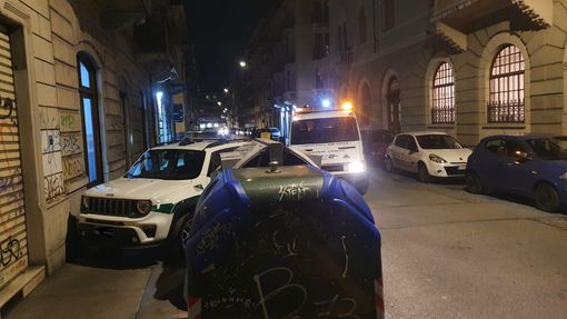 A Vanchiglia l'auto dei vigili urbani sul marciapiede: "A pochi metri un carico e scarico libero"