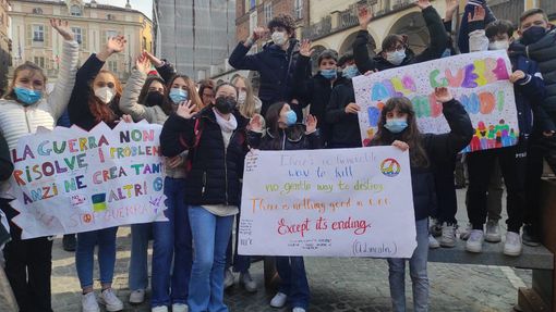 flsh mob moncalieri no alla guerra