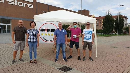 Elezioni a Moncalieri, M5S impegnato nella raccolta firme per le liste Elezioni a Moncalieri, M5S impegnato nella raccolta firme per le liste