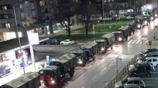 I camion militari a Bergamo carichi di bare con i morti da Covid I camion militari a Bergamo carichi di bare con i morti da Covid