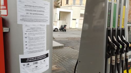 benzinaio chiuso e presidio piazza castello