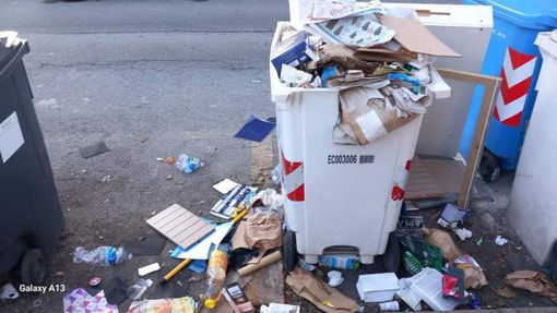 Aspettando la raccolta puntuale, a Nichelino è di nuovo emergenza rifiuti Aspettando la raccolta puntuale, a Nichelino è di nuovo emergenza rifiuti