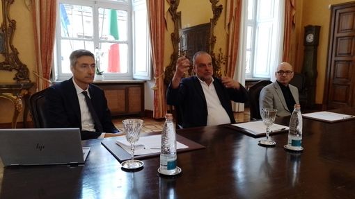 Rettore Geuna con due docenti ai suoi lati Rettore Geuna con due docenti ai suoi lati