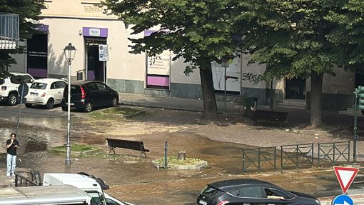 Si rompe un grosso tubo, a Moncalieri l'acqua invade le strade di Borgo Navile